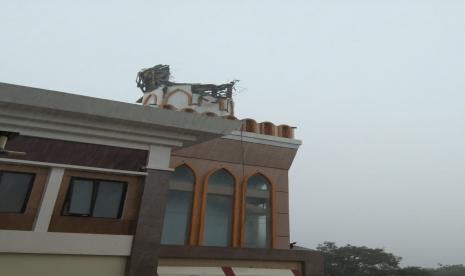 Salah satu menara di Masjid Islamic Center Indramayu patah, Ahad (6/12) siang. Tidak ada korban jiwa, namun runtuhan material menara menimpa sebuah mobil yang diparkir di bawahnya.