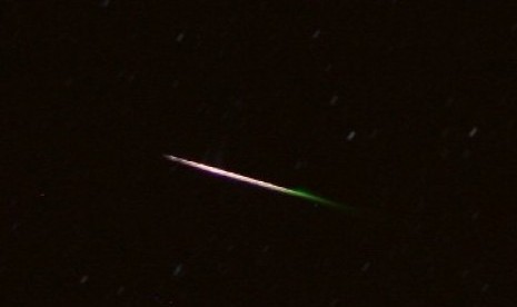 Salah satu meteorit tertangkap kamera dalam hujan meteor Perseids