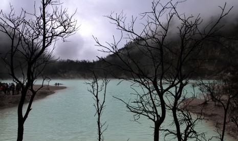 Salah satu objek wisata di Ciwidey yakni Kawah Putih.