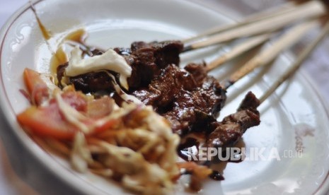 Satai kambing. Jangan cuci daging kambing untuk mengolahnya menjadi satai.