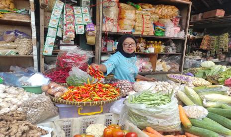 Salah satu pedagang komoditas sayur mayur dan bahan pokok di Pasar Demangan Yogyakarta.