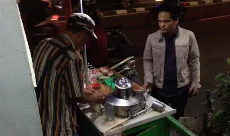 Salah satu pedagang susu jahe di Pasar Minggu, Jakarta Selatan, Selasa (3/3).