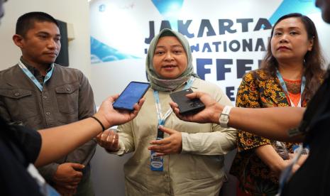 Salah satu pembicara di Jakarta International Coffee Conference 2024, Rani Mayasari dari Java Halu Coffee Farm. 