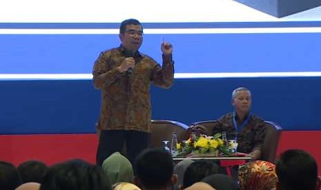 Salah satu pembicara seminar, Ridwan Hasan Saputra (berdiri).