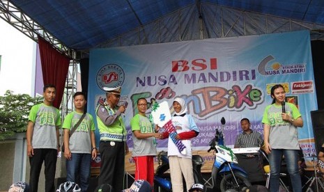 Pemenang hadiah utama  fun bike AMIK BSI Tegal 2016 menerima hadiah berupa sepeda motor.