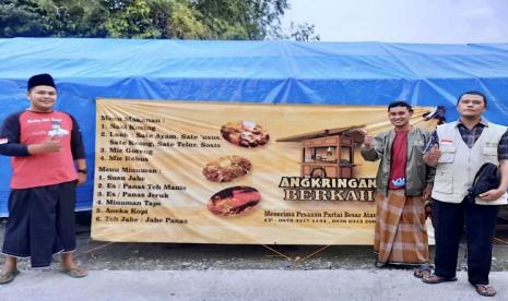 Salah satu penerima manfaat Program Program Bantuan Pemberdayaan Ekonomi Umat Berbasis Keluarga yang dicanangkan oleh Kementerian Agama (Kemenag) RI melalui Kantor Urusan Agama (KUA), yakni Riyanto yang memiliki usaha “Angkringan Berkah”.