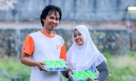 Salah satu penerima manfaat Rumah Zakat yang menggunakan bantuan modal untuk berjualan bakpau.