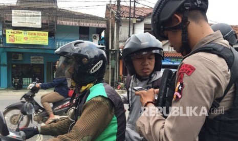 Salah satu pengendara mengambil foto/video gerbang utama Mako Brimob, langsung dihadang petugas, pada Jumat (11/5), pasalnya kegiatan tersebut dilarang sejak insiden di Rutan Mako Brimob.