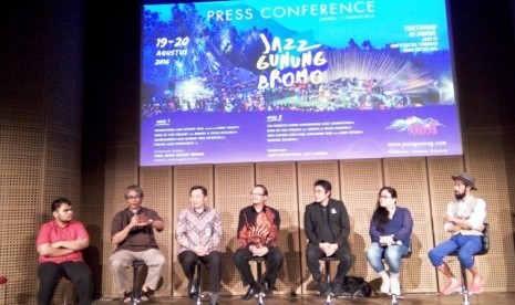 Salah satu penggagas Jazz Gunung Bromo Butet Kartaredjasa (kedua dari kiri) sedang berbicara dalam konferensi pers Pergelaran Jazz Gunung Bromo 2016 di Galeri Indonesia Kaya, Jakarta, Kamis (11/8). 