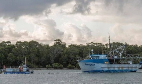 Salah satu perahu penangkap ikan yang terbengkalai ditarik dari lokasi.