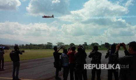 Salah satu pesawat tim aerobatik jupiter terbang rendah saat uji coba, Jumat (19/5). Tim jupiter akan meramaikan Tasik Air Show  and Expo besok.