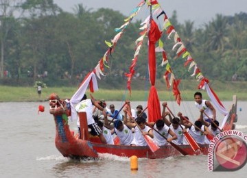 Salah satu peserta Festival Perahu Naga di Padang, Sumatera Barat.