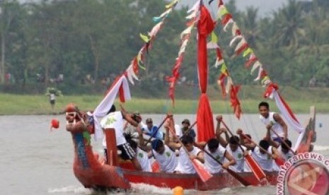 Salah satu peserta Festival Perahu Naga di Padang, Sumatera Barat.