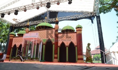 Salah satu peserta keluar dari podium usai lomba Musabaqah Tilawatil Quran Mahasiswa Nasional ( MTQMN) ke-14 di Kampus UI Depok, Jawa Barat, Rabu (5/8).