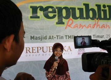 Salah satu peserta lomba dongeng, Rania Khoirunisa, bercerita didepan penonton di Masjid At-Tin, Jakarta, Rabu (3/8). 