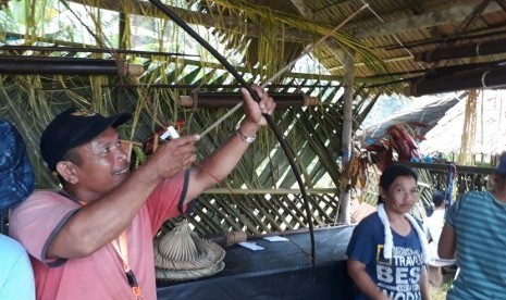 Salah satu peserta lomba memanah dalam Festival Panah Tradisional Mentawai menjajal panah yang akan ia gunakan.