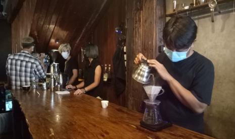 Salah satu peserta pelatihan barista oleh Insight dan YIIM tengah meracik kopi, di Kopi Inspirasi di Komplek Grand Wijaya Centre, Jalan Wijaya II Blok F/62 B, Kebayoran baru, Jakarta Selatan.