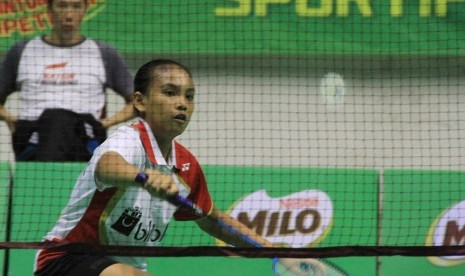 Salah satu peserta tunggal putri kelompok usia U-13 mengembalikan shuttlecock pada pertandingan babak penyisihan Sirnas-Milo Badminton Competition Pekanbaru di Gelanggang Remaja Pekanbaru, Rabu (1/11).