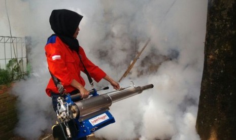 Salah satu petugas Rescue Perindo melakukan fogging atau pengasapan di Tangerang Selatan, Ahad (20/8).