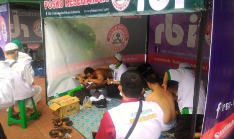 Salah satu posko kesehatan yang didirikan Perkumpulan Bekam Indonesia memberikan layanan bekam gratis kepada peserta Aksi Reuni 212 di Lapangan Monas, Sabtu (2/12)