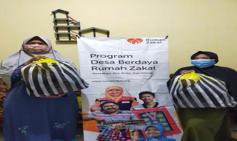 Salah satu program pemberdayaan Rumah Zakat dalam aspek pendidikan adalah memberikan bingkisan sembako kepada guru ngaji. Hal itu dilakukan sebagai bentuk dukungan kepada mereka yang ikut membantu kegiatan pemberdayaan yang dilakukan di desa berdaya.