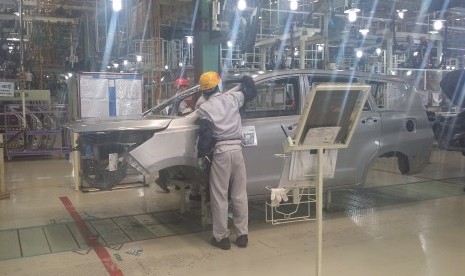 salah satu proses produksi di pabrik Toyota Cikarang, Jawa Barat