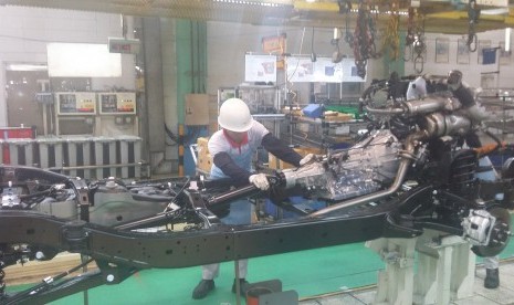 salah satu proses produksi kendaraan di pabrik PT Toyota Motor Manufacturing Indonesia