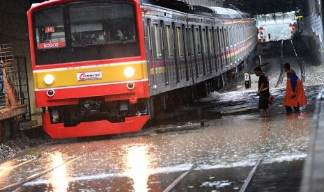 Sejumlah perlintasan KRL terendam banjir, termasuk Dipo KRL Bukit Duri, dan Dipo Lokomotif Jatinegara