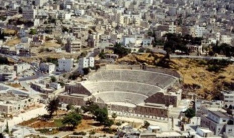 Salah satu reruntuhan amphitheatre Romawi di Amman, Yordania.