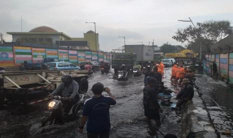 Salah satu ruas jalan di Jakarta Utara pada Kamis (13/8) sore WIB, yang tergenang usai hujan deras.