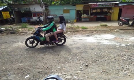 Salah satu ruas jalan di Perumahan Villa Nusa Indah Bojong Kulur, Kabupaten Bogor kondisinya rusak parah. 