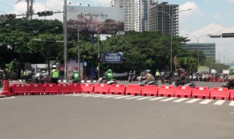 Salah satu ruas jalan protokol di Kota Bandung, ditutup selama penerapan PSBB.