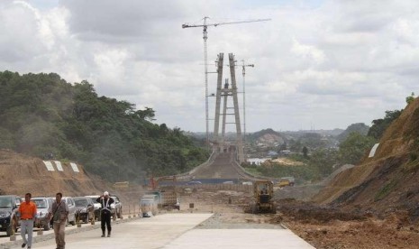 Salah satu ruas jalan tol yang sedang dikerjakan dan tersambung dengan jembatan Mahkota II