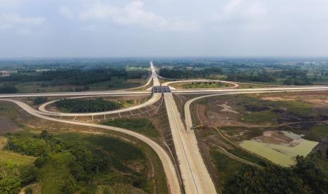 Salah satu ruas Tol Trans Sumatera yang kebutuhan semen untuk pembangunan fisiknya disuplai oleh PT Semen Indonesia (Persero) Tbk (SIG). Hingga September 2020, SIG --melalui unit usahanya PT Semen Padang dan PT Solusi Bangun Andalas-- telah memasok hingga 1 juta ton semen bagi pembangnan proyek infrastruktur nasional tersebut.