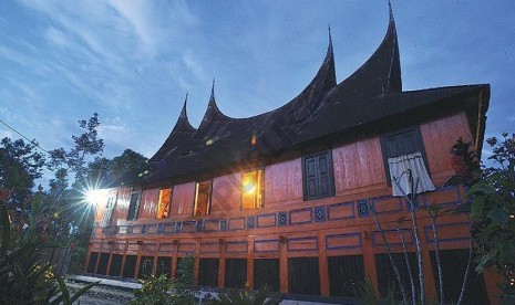 Ilustrasi Rumah Gadang, rumah adat khas Minangkabau, Sumatera Barat.