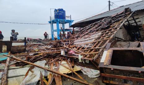 Kondisi salah satu rumah warga di Desa Eretan Kulon, Kecamatan Kandanghaur, Kabupaten Indramayu, yang ambruk akibat terkena gelombang tinggi, Ahad (1/1/2023). 