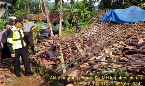 Salah satu rumah warga di Desa Gunungsari RT 04 RW 02 Kecamatan Sadananya, ambruk akibat gempa bumi.