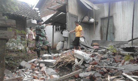 Rumah warga yang rusak berat akibat gempa (ilustrasi) 