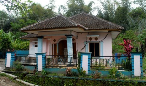 Salah satu rumah yang rusak berat akibat bencana pergerakan tanah ditinggalkan pemiliknya di Desa Nagrak Jaya, Kecamatan Curug Kembar, Sukabumi, Jawa Barat, Kamis (18/8). 