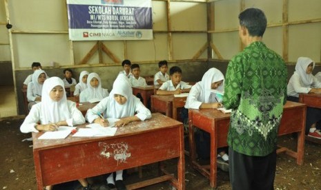 Salah satu sekolah darurat di Tanah Air.