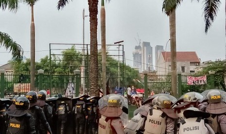 Salah satu sisi pagar Gedung DPR RI berhasil dijebol oleh massa mahasiswa, Selasa (24/9).