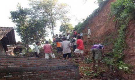 Salah satu sisi tebing gunung Kelir yang longsor (21/4).