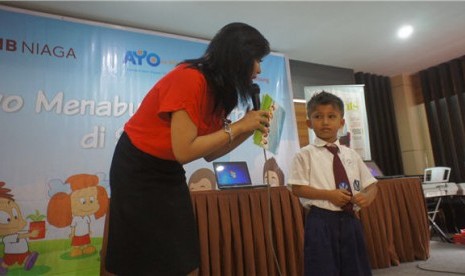 Salah satu siswa Sekolah Dian Harapan yang ikut dalam program 'Ayo Menabung & Berbagi CIMB Niaga' di Makassar.