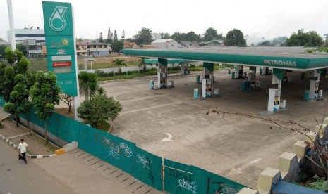 Salah satu SPBU Petronas di kawasan Tangerang yang tutup