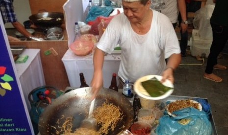 Salah satu stan yang dipadati pengunjung di Festival Kuliner Kepulauan Riau, Mie Ekonomi