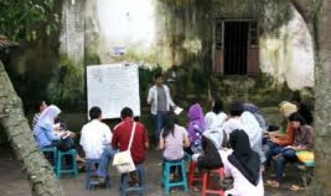 Salah satu suasana belajar di 'Kampung Inggris', Desa Palem, Kecamatan Pare, Kabupaten Kediri, Jawa Timur.