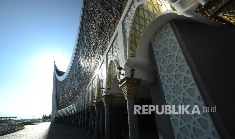 Salah satu sudut bangunan Masjid Raya Sumatra Barat, Kamis (8/2) Masjid yang mempunyai kapasitas 5-6 Ribu jamaah ini menjadi salah satu ikon Sumatra Barat. Seorang oknum ASN diduga mencuri uang dari Masjid Raya. 