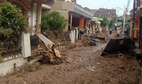  Salah satu sudut jalanan di Perumahan Wahyu Utomo, Kelurahan Tambak Aji, Kecamatan Ngaliyan, Kota Semarang, yang masih dipenuhi lumpur dan berbagai barang yang terbawa banjir bandang.