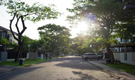 Salah satu sudut kawasan perumahan di Graha Natura Surabaya