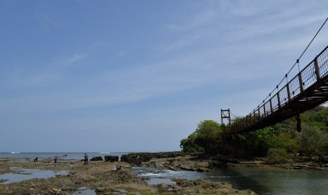 Salah satu sudut keindahan pantai Sayang Heulang, Garut.